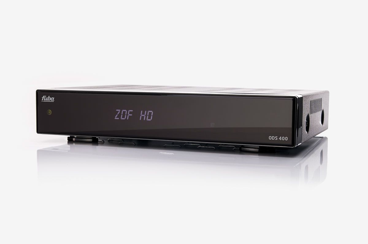 Quelle Fuba, HDTV-Twin-Satellitenreceiver ODS 400 Ein schwarzer Fuba ODS 400 Receiver mit digitaler Anzeige „ZDF HD“ auf der Front, seitlich belüftet.